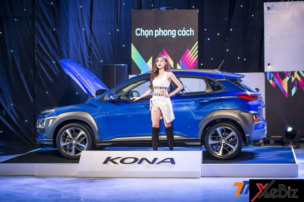 Vào ngày 22/8/2018, mẫu crossover cỡ nhỏ Hyundai Kona đã chính thức được ra mắt tại Việt Nam với 3 phiên bản và mức giá từ 615 triệu VNĐ. Trong đó, phiên bản sử dụng động cơ 1.6L Turbo có giá lên tới 725 triệu VNĐ.
