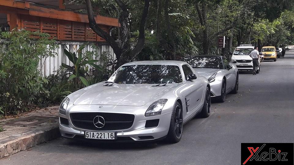 Cặp đôi siêu xe Mercedes-Benz SLS AMG và Ferrari California T&nbsp;tông xuyệt tông màu bạc đỗ trước biệt thự của Chủ tịch Trung Nguyên