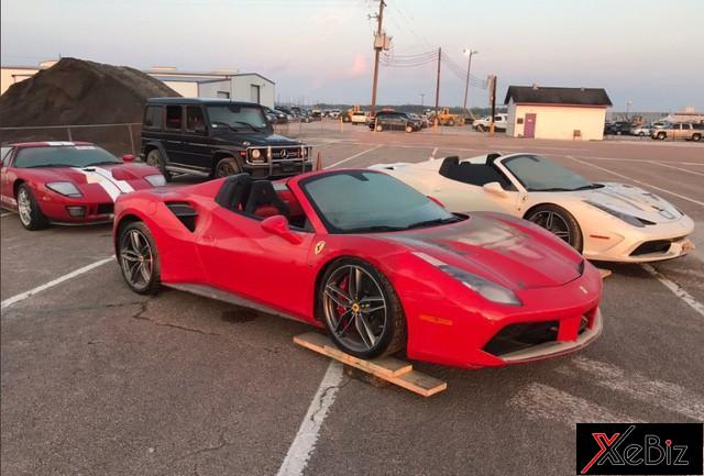 Cặp siêu xe Ferrari ngập nước xuất hiện ở trường đua Mỹ Siêu xe Ferrari ngập nước