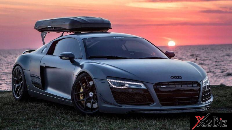 Audi R8 cuối cùng được trang bị hộp số sàn 6 cấp còn có bộ áo sơn màu xám mờ và thùng đồ trên mui xe.