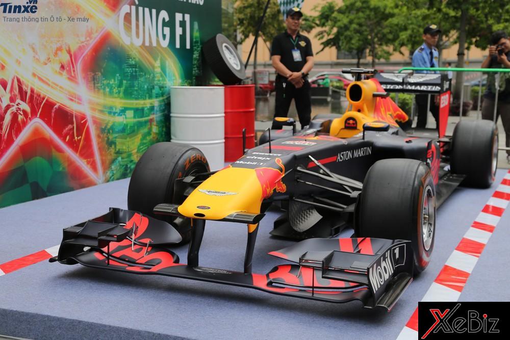 Chiều nay tay đua huyền thoại David Coulthard sẽ trình diễn xe đua F1 tại Sài thành