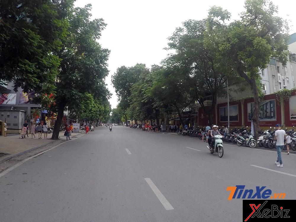 Tuyến phố chính tại Hà Nội khá vắng ngay sau khi kết thúc trận đấu giữa Olympic Việt Nam và Olympic UAE.