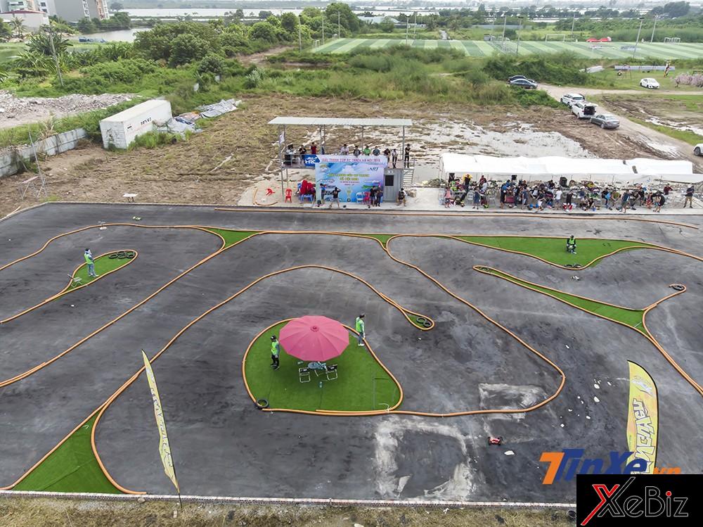 Đua xe mô hình điều khiển từ xa, thú vui của những người mê tốc độ.