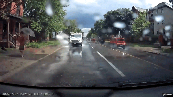 Khoảnh khắc tài xế xe van cố tình tạt nước vào người đi bộ trên vỉa hè