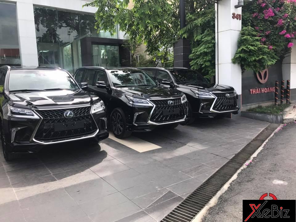 Lexus LX570 Super Sport 2018 có thể là trào lưu mới cho phong trào chơi xe SUV hạng sang tại thị trường Việt Nam, khi mới đây, một công ty nhập khẩu tư nhân tại Hà Nội đã đem về nước đến 3 chiếc. Đây có thể coi là lô hàng Lexus LX570 Super Sport 2018 được nhập về Việt Nam nhiều nhất tính đến thời điểm hiện tại. Lexus LX570 Super Sport 2018 có thể là trào lưu mới cho phong trào chơi xe SUV hạng sang tại thị trường Việt Nam, khi mới đây, một công ty nhập khẩu tư nhân tại Hà Nội đã đem về nước đến 3 chiếc. Đây có thể coi là lô hàng Lexus LX570 Super Sport 2018 được nhập về Việt Nam nhiều nhất tính đến thời điểm hiện tại.