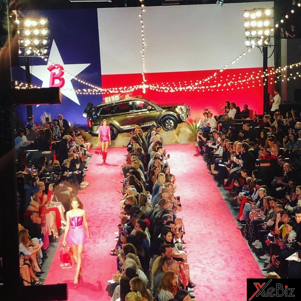 Chiếc Kia Telluride độ là một trong những tâm điểm tại sàn diễn trong Tuần lễ Thời trang New York