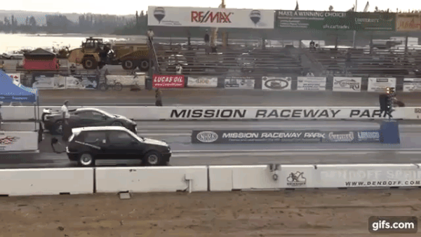 Volkswagen Golf Mk3 xuất phát khá tốt và lao nhanh về đích bỏ lại đối thủ tưởng chừng như quá sức là siêu xe McLaren 570S độ dữ dằn trong cuộc đua drag 1/4 miles