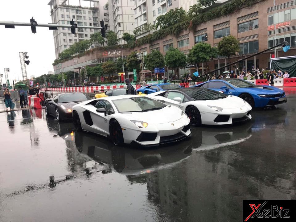 Dàn siêu xe khủng của Cường Đô-la và những người bạn đến góp vui với chương trình biểu diễn đua xe F1 Dàn siêu xe khủng của Cường Đô-la và những người bạn đến góp vui với chương trình biểu diễn đua xe F1