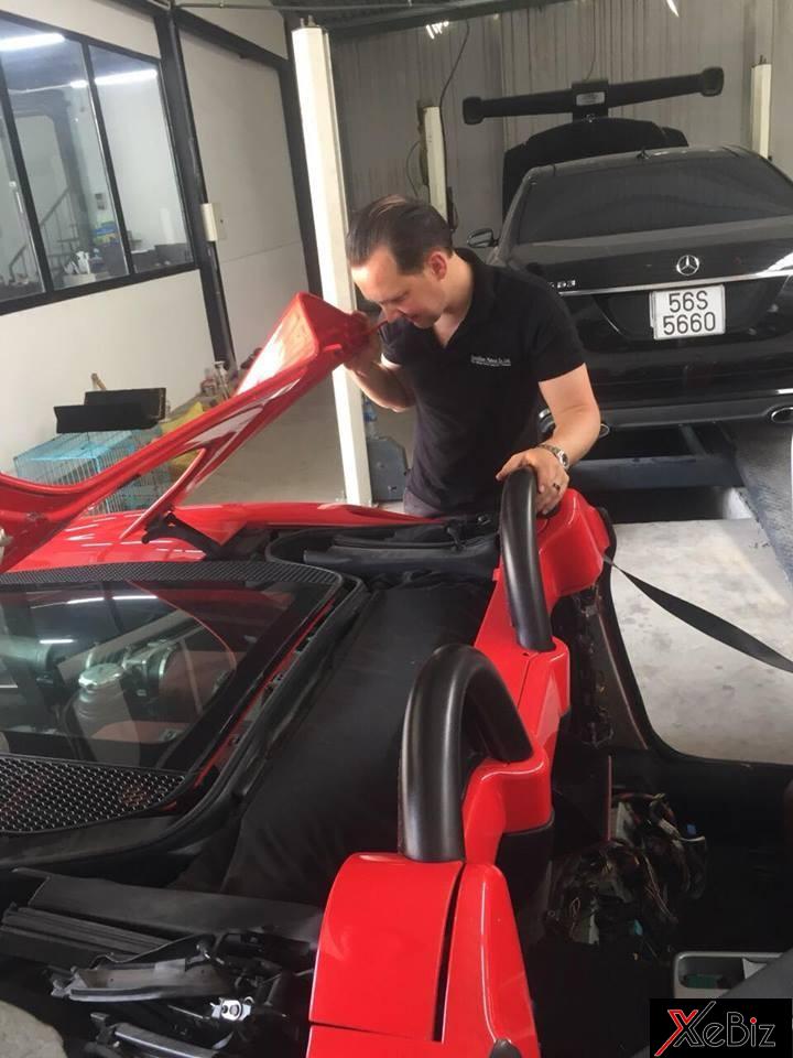 Thợ nước ngoài sửa chữa cho siêu xe Ferrari 360 Spider