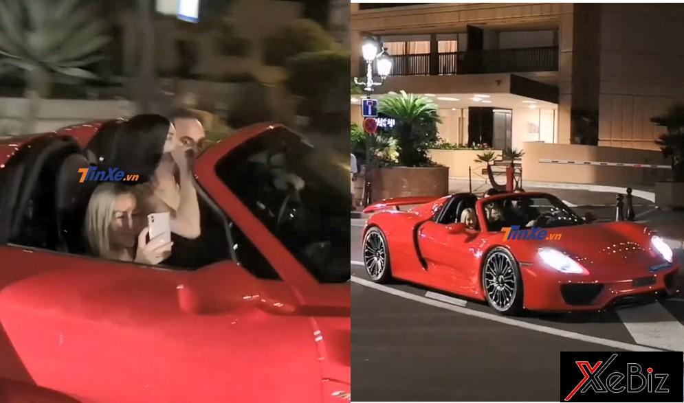 Siêu xe Porsche 918 Spyder có phần mui cứng dễ dàng tháo lắp bằng tay nên đủ không gian cho 2 hot girl ngồi mà đầu không lo đụng trần xe