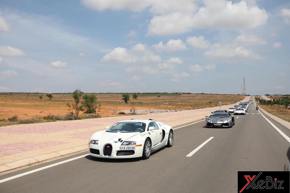 Dàn siêu xe triệu đô của ông chủ cà phê Trung Nguyên trên con đường DT716 trước khi đến Bàu Trắng Dàn siêu xe triệu đô của ông chủ cà phê Trung Nguyên trên con đường DT716 trước khi đến Bàu Trắng