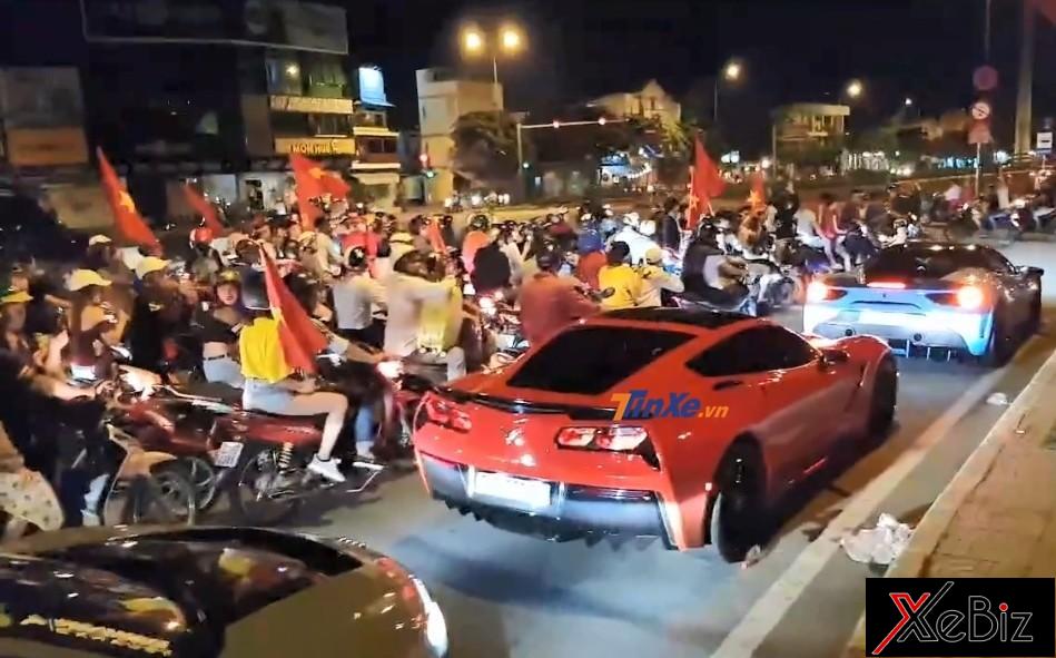 Dẫn đầu đoàn siêu xe đi bão vào khuya qua là Ferrari 488 GTB độ SVR