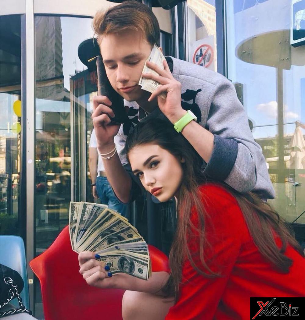 Những hình ảnh khoe tiền mặt như này không thiếu trên trang của hội con nhà giàu Nga Những hình ảnh khoe tiền mặt như này không thiếu trên trang của hội con nhà giàu Nga