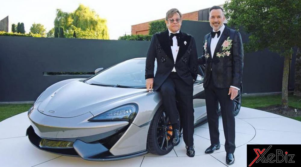 Elton John ngồi trên chiếc siêu xe McLaren 570S Spider được hãng McLaren trao tặng để đấu giá. Elton John ngồi trên chiếc siêu xe McLaren 570S Spider được hãng McLaren trao tặng để đấu giá.