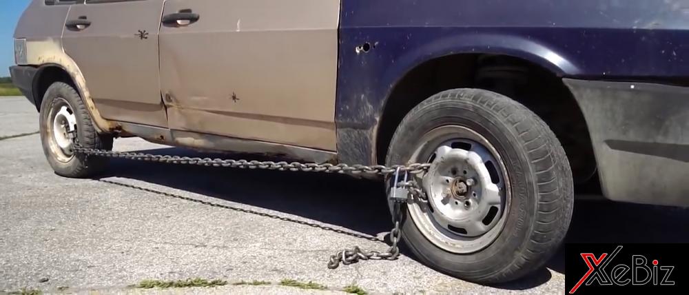 Sử dụng xích và ổ khóa cho hai bánh xe ở cùng một bên là hiệu quả nhất