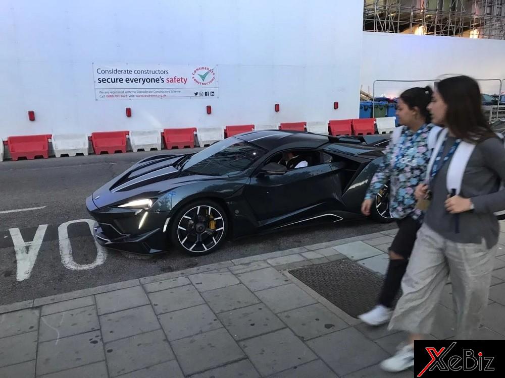 Nhiều người đi đường ngoái lại nhìn chiếc siêu xe Fenyr SuperSport Nhiều người đi đường ngoái lại nhìn chiếc siêu xe Fenyr SuperSport