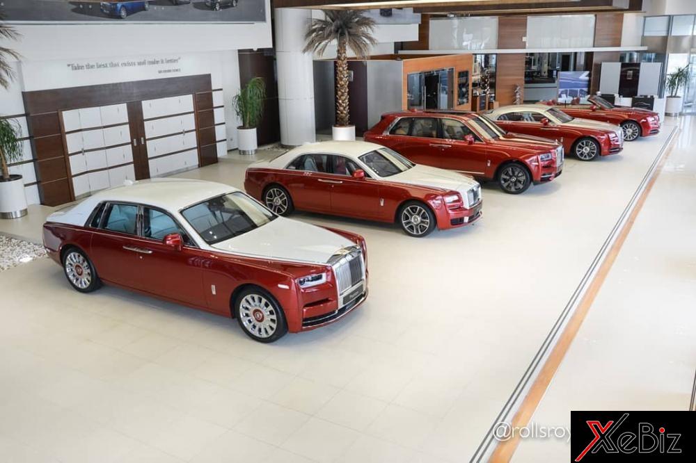 Những hình ảnh về dàn xe siêu sang Rolls-Royce triệu USD, đồng màu và xếp hàng dài trong một showroom tại Các Tiểu vương quốc Ả Rập Thống nhất đã gây choáng không ít người xem. Đây được cho là nhà chứa xe siêu sang Rolls-Royce đỉnh nhất thế giới khi tất cả các phiên bản đều có mặt.