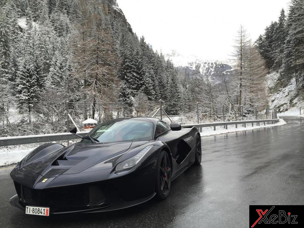 Ferrari LaFerrari màu&nbsp;đen&nbsp;được chủ nhân đem&nbsp;đến cao tốc&nbsp;Autobahn&nbsp;để&nbsp;trải&nbsp;nghiệm&nbsp;tốc&nbsp;độ.