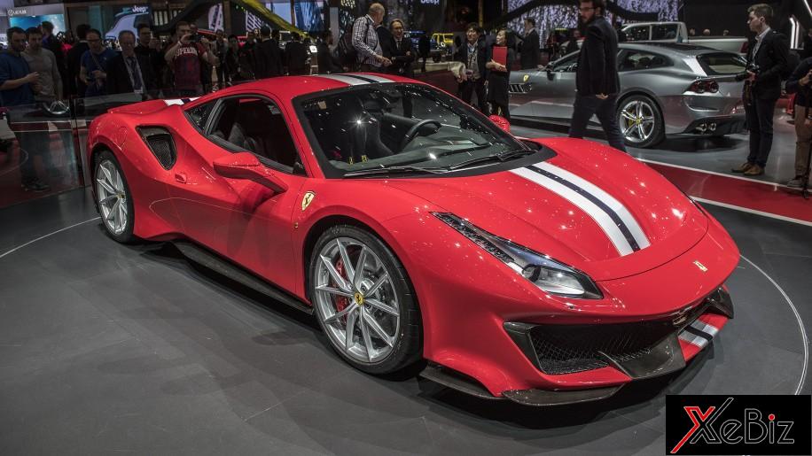 Màu sơn đỏ là bộ áo truyền thống của Ferrari 488 Pista