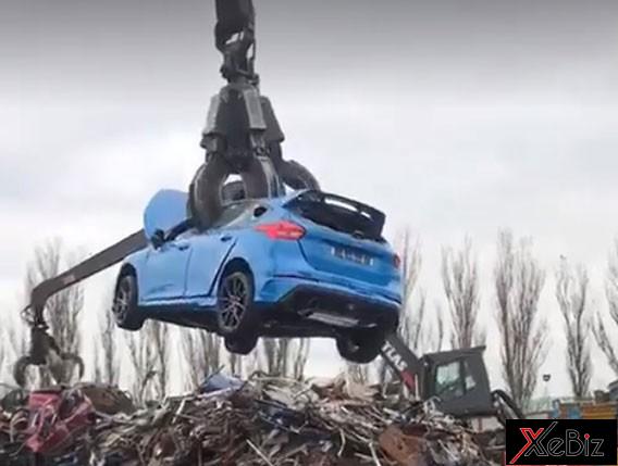 Xem cảnh Ford Focus RS bị nghiền nát tại bãi phế liệu