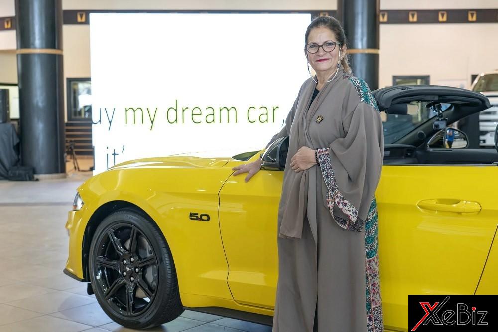 Ford tặng chiếc Mustang GT Convertible 2018 cho bà Sahar Hasan Nasif Ford tặng chiếc Mustang GT Convertible 2018 cho bà Sahar Hasan Nasif