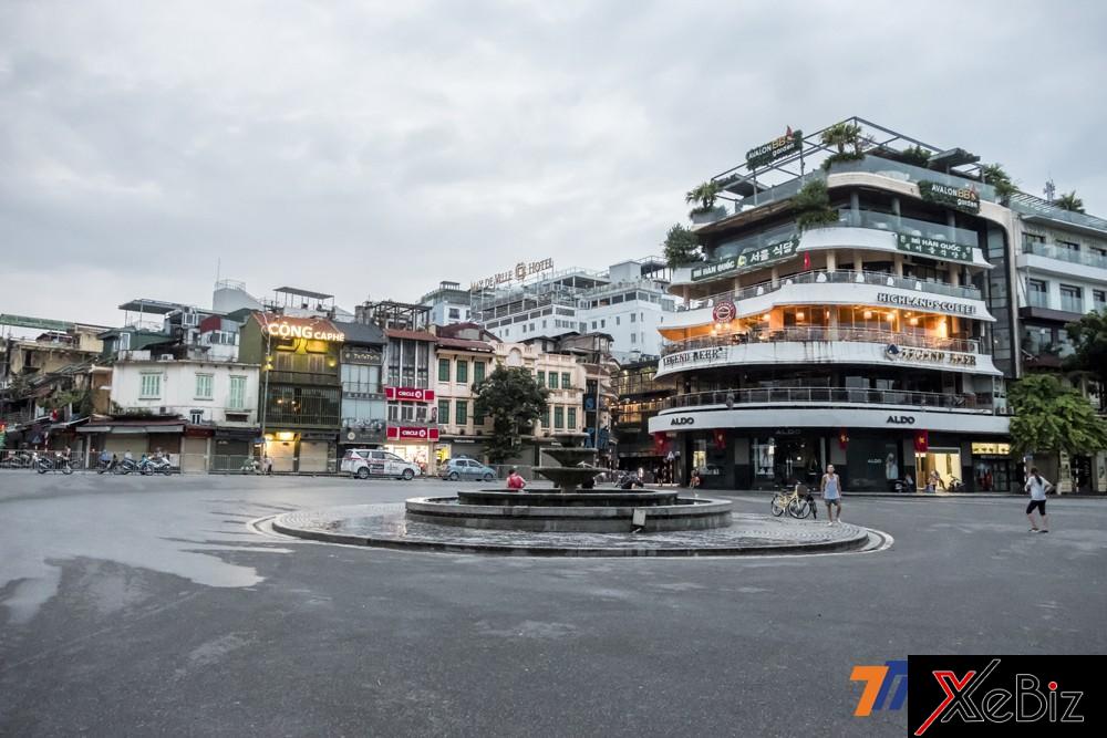 Khu vực hồ Hoàn Kiếm vắng bóng các phương tiện giao thông mà chỉ có người đi  bộ và xe đạp vì 2/9/2018 cũng là dịp cuối tuần khiến đây là phố đi bộ.