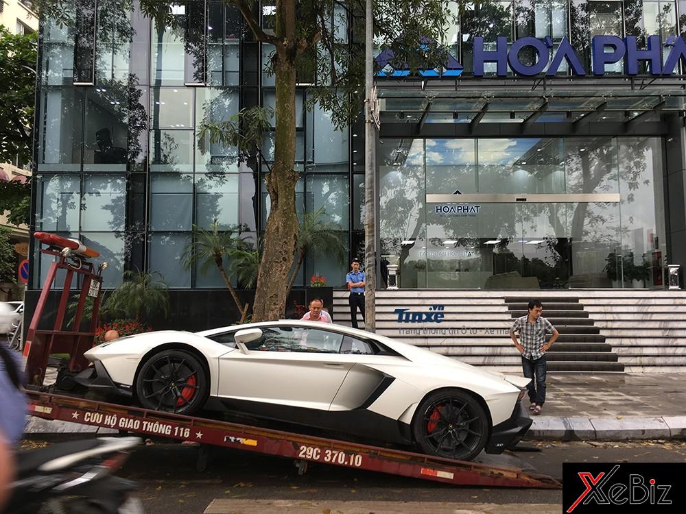 Lamborghini Aventador LP720-4 50 ANNIVERSARIO trên xe cứu hộ vận chuyển tới cho chủ nhân của chiếc xe Lamborghini Aventador LP720-4 50 ANNIVERSARIO trên xe cứu hộ vận chuyển tới cho chủ nhân của chiếc xe