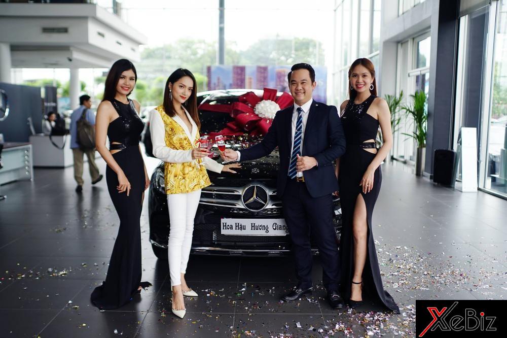 Hoa hậu Hương Giang nhận chiếc Mercedes-Benz GLC300 4Matic tại đại lý