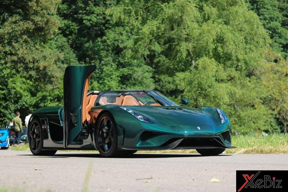 Siêu xe Koenigsegg Regera xuất hiện tại lễ hội Goodwood 2018 có màu sơn xanh carbon và do đích thân Christian Von Koenigsegg cầm lái
