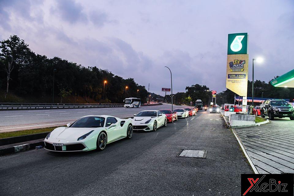 Hơn 50 siêu xe Ferrari tụ tập tại Singapore