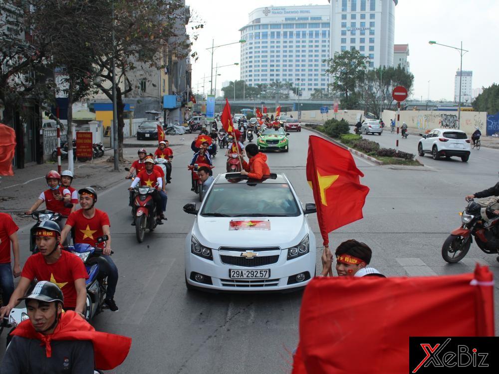 Hàng chục xe Chevrolet Cruze diễu hành ủng hộ U23 Việt Nam