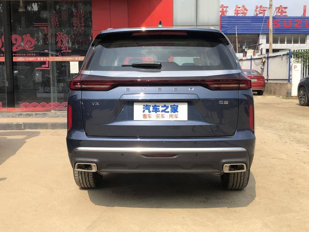 Đuôi xe áp dụng thiết kế đèn hậu thanh dài hết chiều ngang, phía trên và dưới đều có chi tiết trang trí bằng crôm Đuôi xe áp dụng thiết kế đèn hậu thanh dài hết chiều ngang, phía trên và dưới đều có chi tiết trang trí bằng crôm