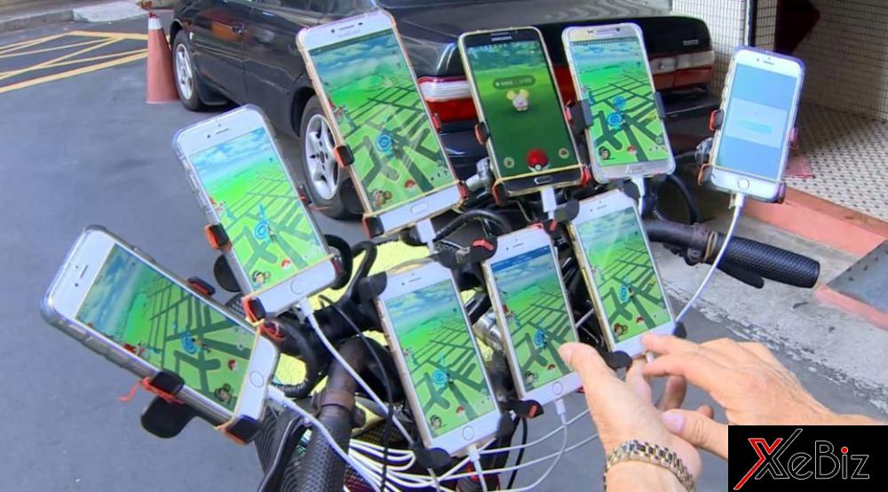 Ông Chen bố trí tới 9 chiếc smartphone trên tay lái xe đạp