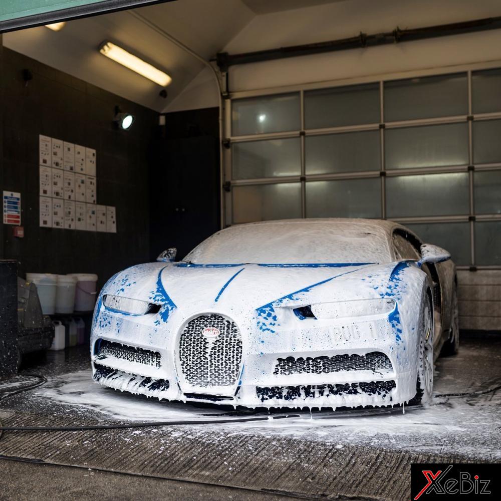 Bugatti Chiron đang nhận được sự chăm sóc từ chuyên gia làm đẹp Topaz Detailing