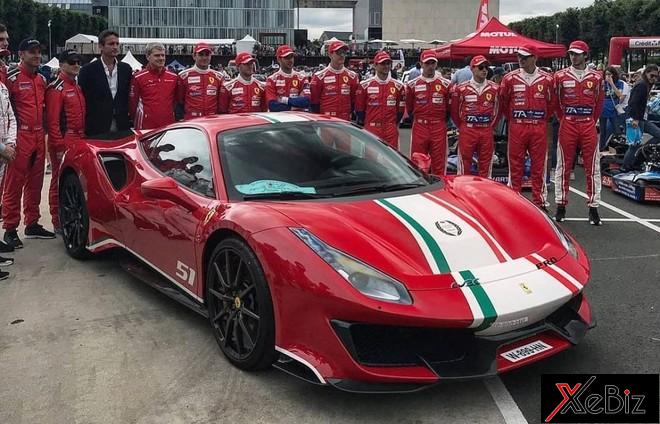 Ferrari 488 Pista Piloti đã được hãng siêu xe đến từ Ý vén màn tại sự kiện khai mạc giải đua 24 Hours of Le Mans 2018. Tuy nhiên, tại thời điểm đó, phiên bản đặc biệt của Ferrari 488 Pista chỉ có một bộ áo duy nhất là màu đỏ Rosso Corsa đặc trưng.