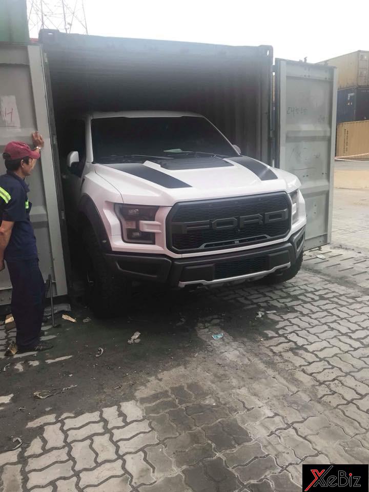 Khủng long Ford F-150 Raptor màu trắng hiếm hoi cập bến Việt Nam