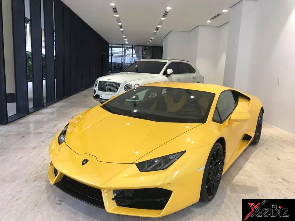  Lamborghini Huracan LP580-2 màu vàng và chiếc SUV siêu sang Bentley Bentayga màu trắng đỗ cùng nhau tại toà nhà