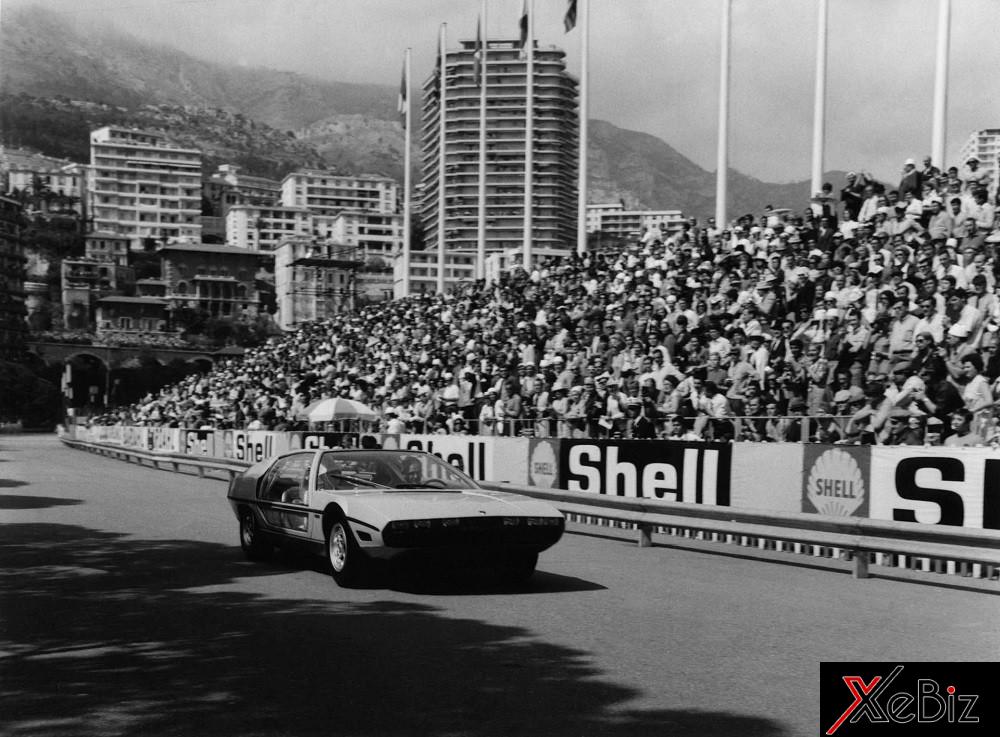 Hoàng tử Rainier III và Công nương Grace ngồi trên chiếc Lamborghini Marzal vào năm 1967