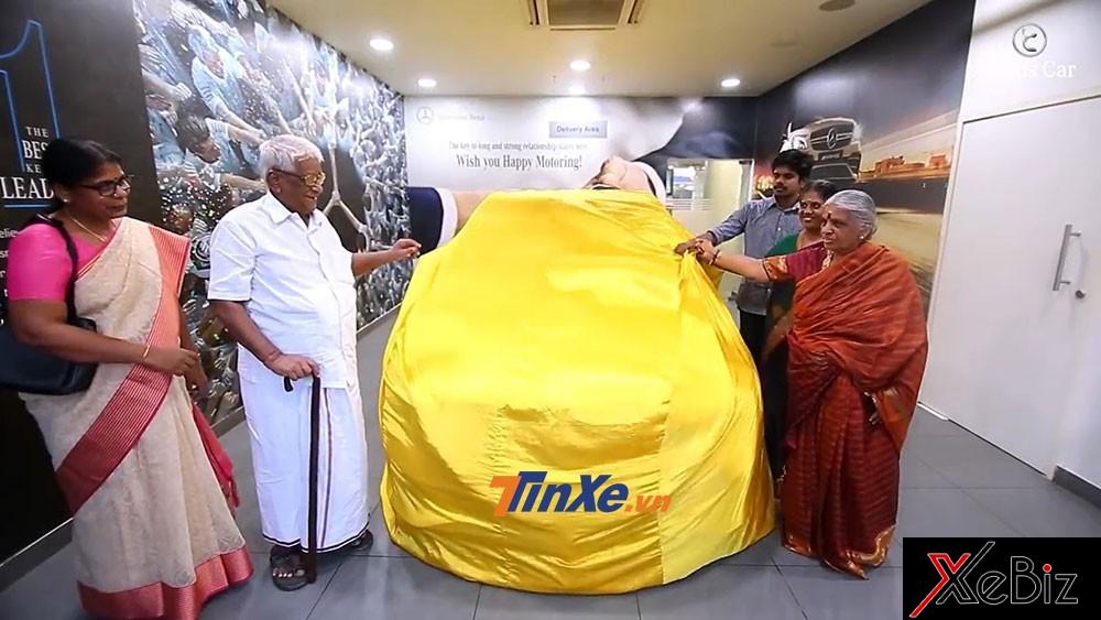 Lão nông 88 tuổi vén màn chiếc Mercedes-Benz trong mơ cùng vợ và người thân Lão nông 88 tuổi vén màn chiếc Mercedes-Benz trong mơ cùng vợ và người thân