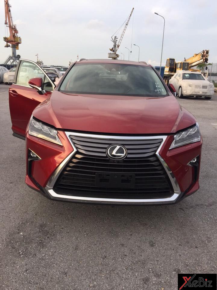 Sau 1 ngày chiếc&nbsp;Lexus RX350L 2018 7 chỗ đầu tiên về Việt Nam Nam được chào bán khoảng 5 tỷ Đồng, giới nhập khẩu xe tư nhân Hà Nội tiếp tục rao bán một chiếc khác với sự khác biệt rõ ràng&nbsp;ở ngoại thất được&nbsp;sơn màu&nbsp;đỏ cá tính
