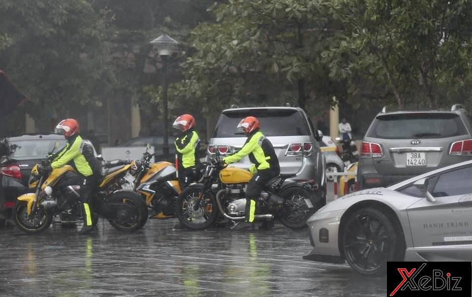 Ngay từ khi khởi hành ở Hà Tĩnh đi Ninh Bình trời đã đổ mưa lớn.