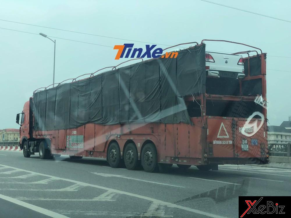 Dàn xe bán tải Mazda BT-50 2018 bị bắt gặp khi đang vận chuyển đến các đại lý Mazda tại Hà Nội.