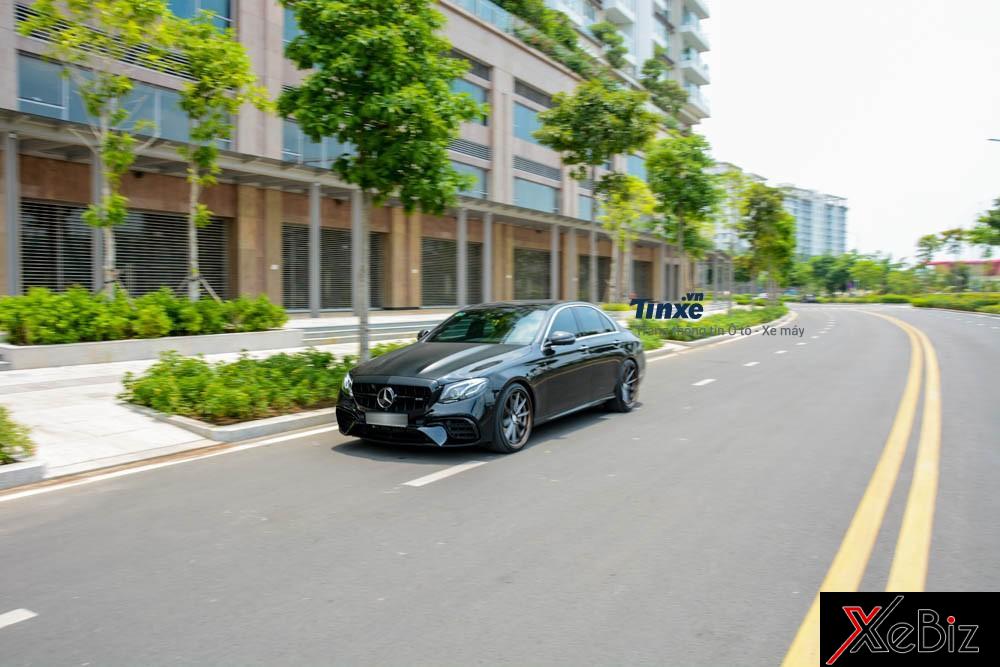 Mercedes-Benz E300 AMG đang được hãng xe hạng sang đến từ Đức phân phối chính hãng với mức giá 2,77 tỷ Đồng.  Mercedes-Benz E300 AMG đang được hãng xe hạng sang đến từ Đức phân phối chính hãng với mức giá 2,77 tỷ Đồng.