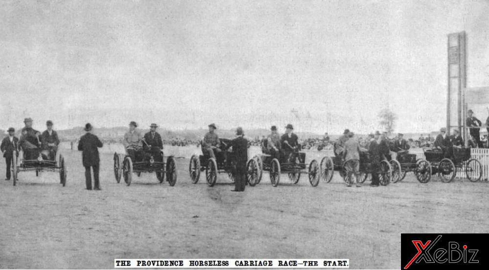 Hình ảnh về một sự kiện đua xe không ngựa trên đường đua thời kỳ đầu ở Mỹ
