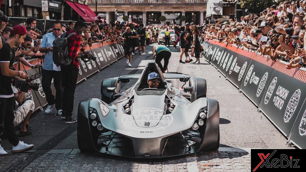 Ngôi sao nhạc pop Usher cùng siêu xe đua&nbsp;BAC Mono tại sự kiện Gumball 3000
