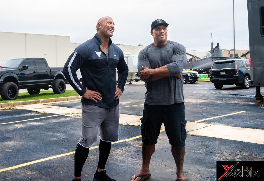 The Rock (bên trái) đứng cùng diễn viên đóng thế lâu năm của mình The Rock (bên trái) đứng cùng diễn viên đóng thế lâu năm của mình