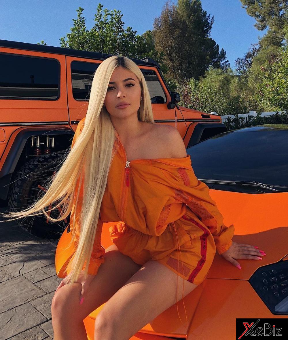 Nhức mắt với các bộ cánh đồng màu cùng siêu xe của em gái cô Kim siêu vòng ba