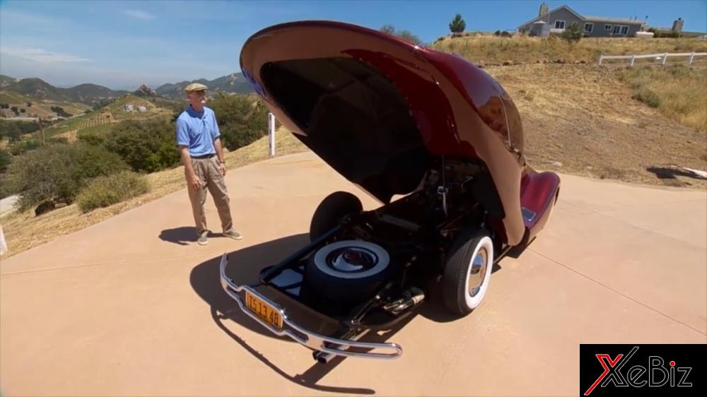 Phía sau của xe có thể nâng lên như thế này