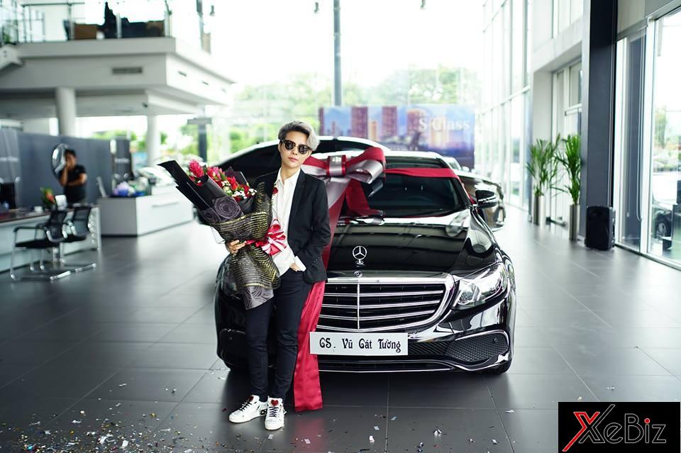 Nữ ca sĩ Vù Cát Tường trong buổi lễ bàn giao xe