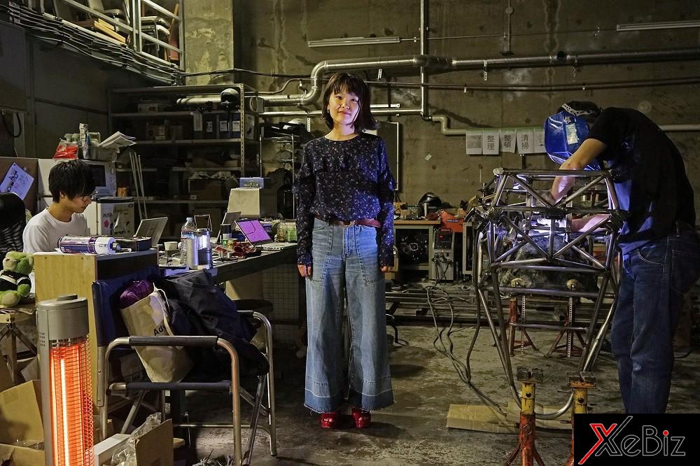 Yui Mitsuhashi ở công xưởng chế tạo xe đua của trường Đại học Osaka